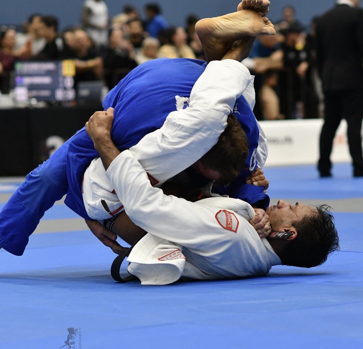 A Legacy competitor in a scramble on the mats